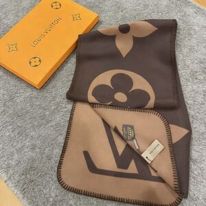 Louis Vuitton Reykjavik Scarf